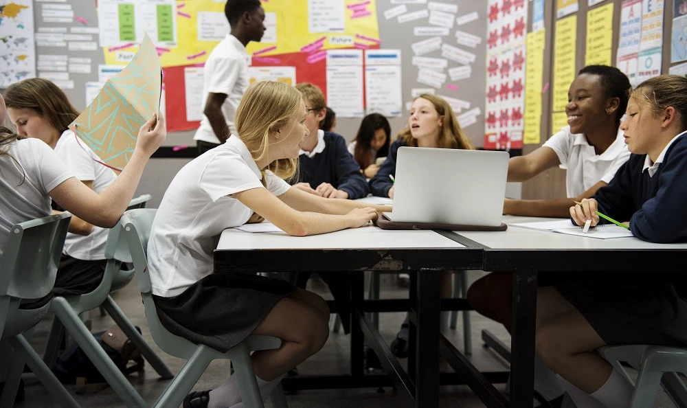 A teacher exemplifying one of the 10 essential classroom management skills as her class is focused and organised.