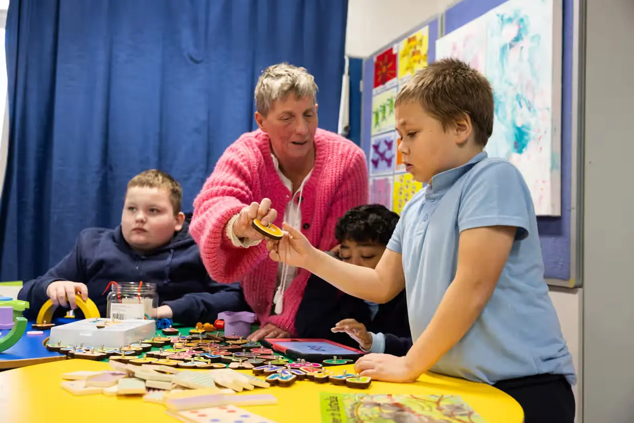 A teacher exemplifying one of the 10 essential classroom management skills as her class is focused and organised.