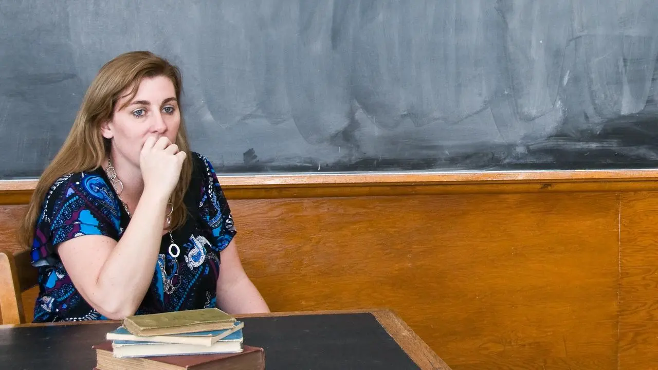 A teacher exemplifying one of the 10 essential classroom management skills as her class is focused and organised.