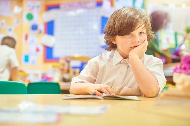 A teacher exemplifying one of the 10 essential classroom management skills as her class is focused and organised.