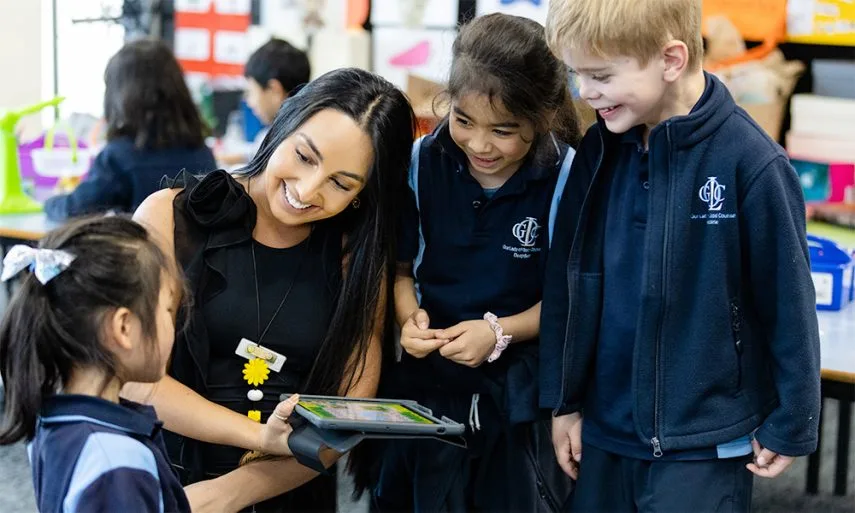 A teacher exemplifying one of the 10 essential classroom management skills as her class is focused and organised.